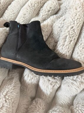 Toms Cleo Chelsea Boot Black Suede with Brown Welt 6 NWOT
